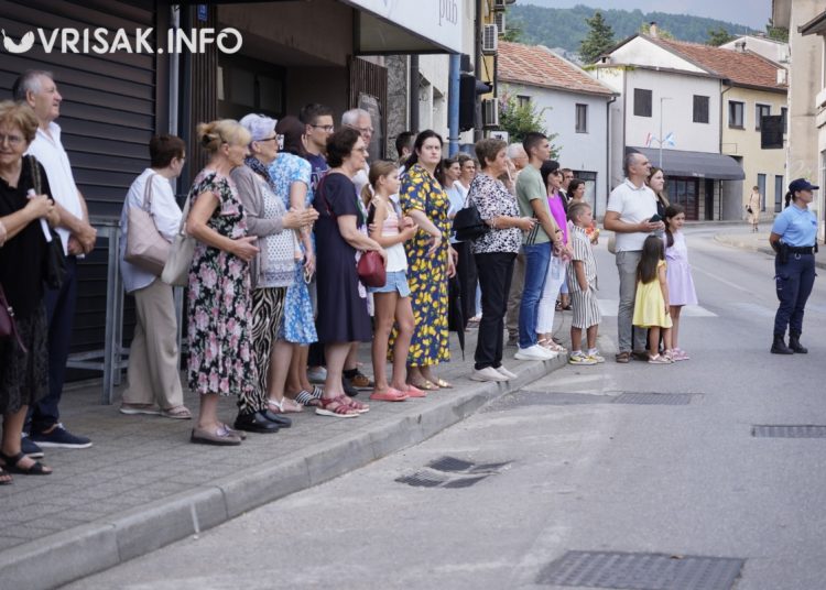 Široki Brijeg: Mnoštvo vjernika na procesiji i Uočnici Velike Gospe