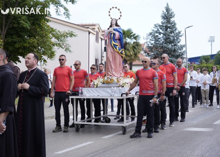 Široki Brijeg: Mnoštvo vjernika na procesiji i Uočnici Velike Gospe