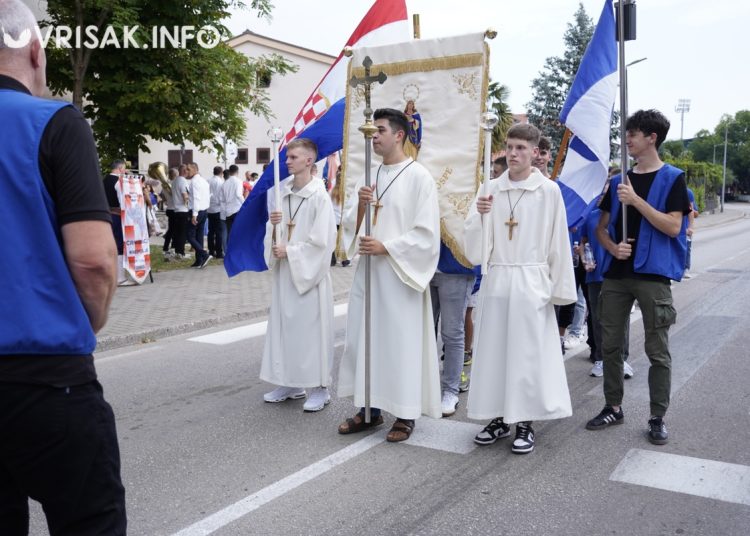 Široki Brijeg: Mnoštvo vjernika na procesiji i Uočnici Velike Gospe