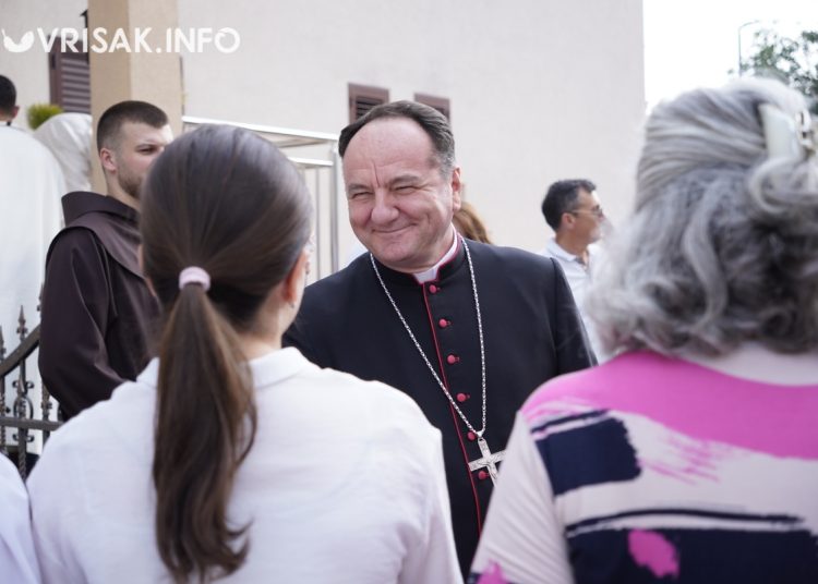 Široki Brijeg: Mnoštvo vjernika na procesiji i Uočnici Velike Gospe