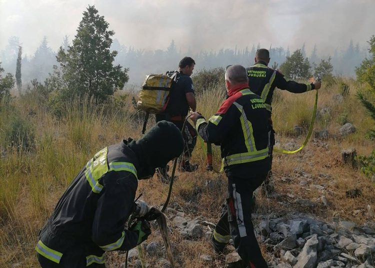 Požar u Ljubuškom gasilo 16 vatrogasaca