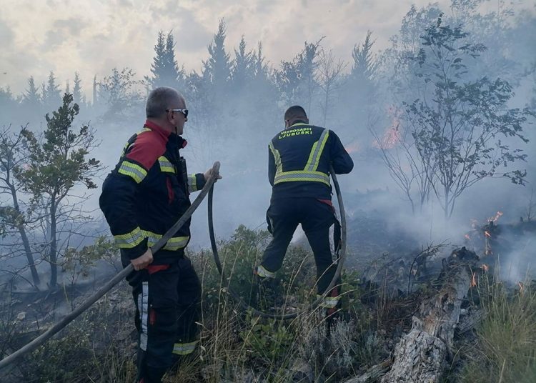 Požar u Ljubuškom gasilo 16 vatrogasaca