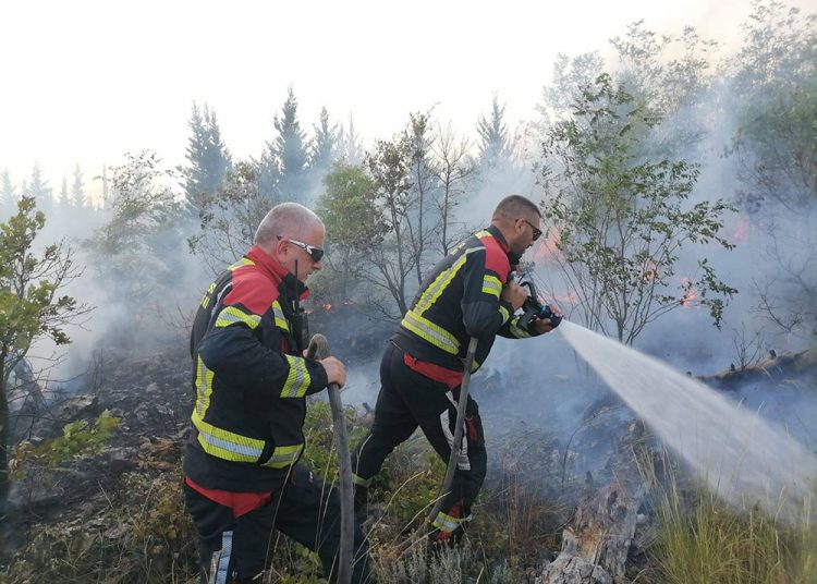 Požar u Ljubuškom gasilo 16 vatrogasaca