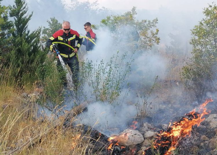 Požar u Ljubuškom gasilo 16 vatrogasaca