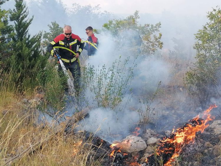 Požar u Ljubuškom gasilo 16 vatrogasaca