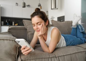 Mobitel vas stari brže nego što mislite: Tech neck, bore i skrivena cijena ekrana