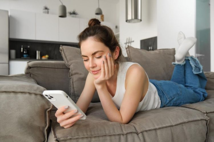 Mobitel vas stari brže nego što mislite: Tech neck, bore i skrivena cijena ekrana