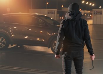 Otac i sin uznemiravali bivšu suprugu i oštetili joj automobil