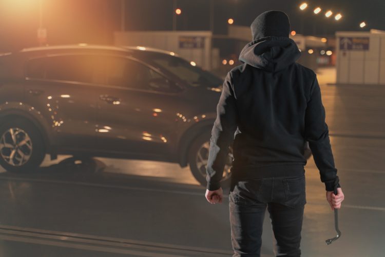 Otac i sin uznemiravali bivšu suprugu i oštetili joj automobil