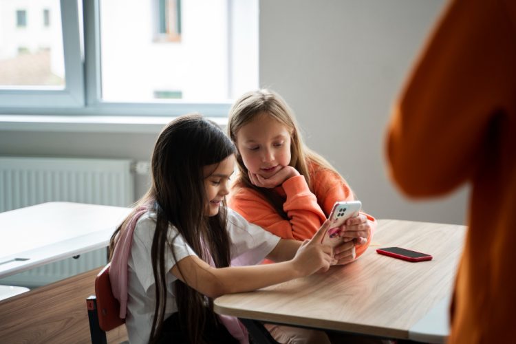 Zabrana mobitela u školama mogla bi uskoro zaživjeti i u BiH