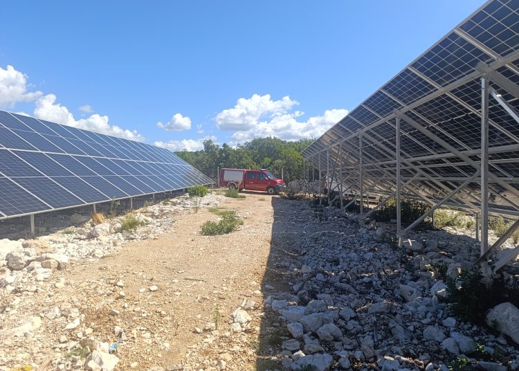 Požar u solarnom parku u Neumu brzo ugašen