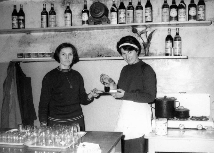 Opis fotografije iz prošlosti: U gostionici – biffeu “Pod vrbama” 1967.