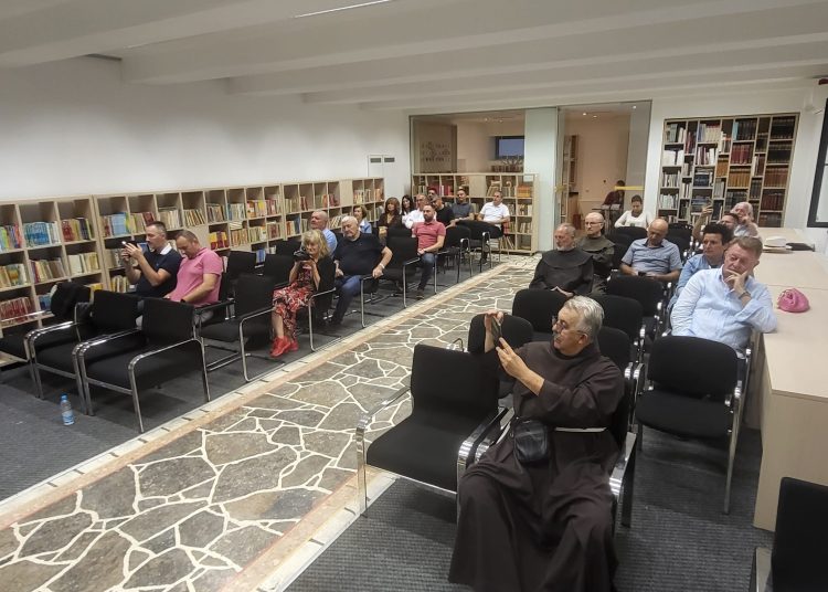 U Širokom Brijegu predstavljena knjiga „Opojni miris Brunovih karanfila“