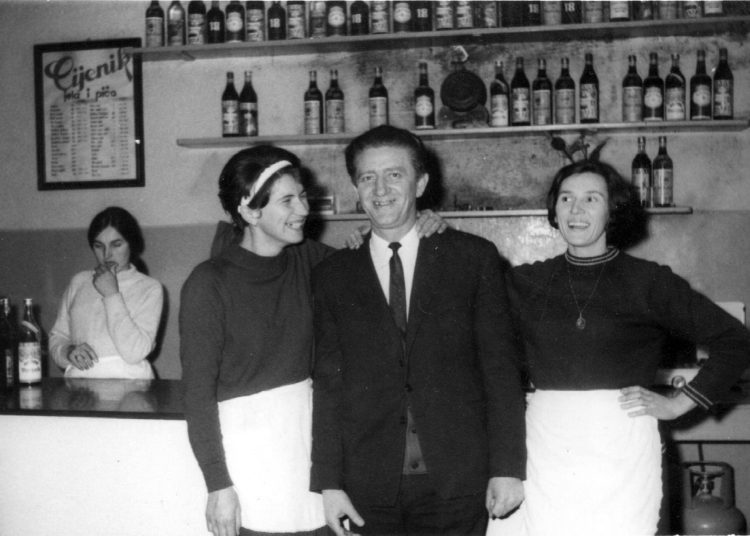 Opis fotografije iz prošlosti: U gostionici – biffeu “Pod vrbama” 1967.