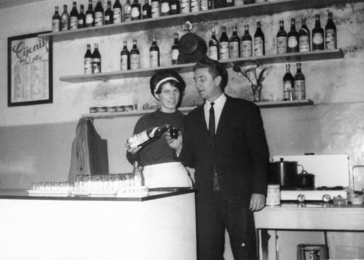 Opis fotografije iz prošlosti: U gostionici – biffeu “Pod vrbama” 1967.