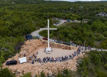 Blagoslovljen novi križ iznad Gruda: ‘Isuse, milostiv nam budi’