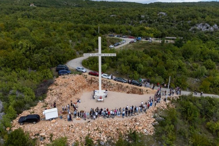 Blagoslovljen novi križ iznad Gruda: ‘Isuse, milostiv nam budi’