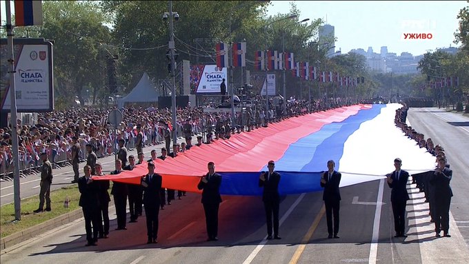 Mediji se smiju, Srbi bijesni: “Sve ste oskrnavili, pa što ne bi i zastavu…”