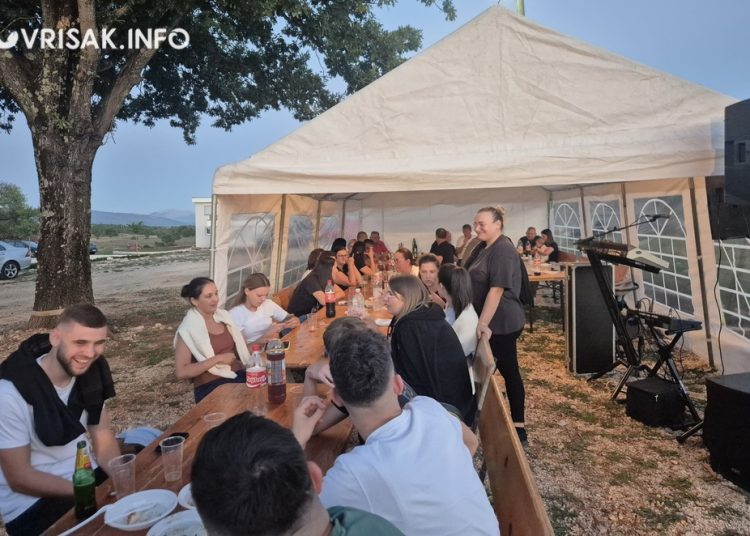 Široki Brijeg: Na fešti u Pripolju okupio se čitav zaseok