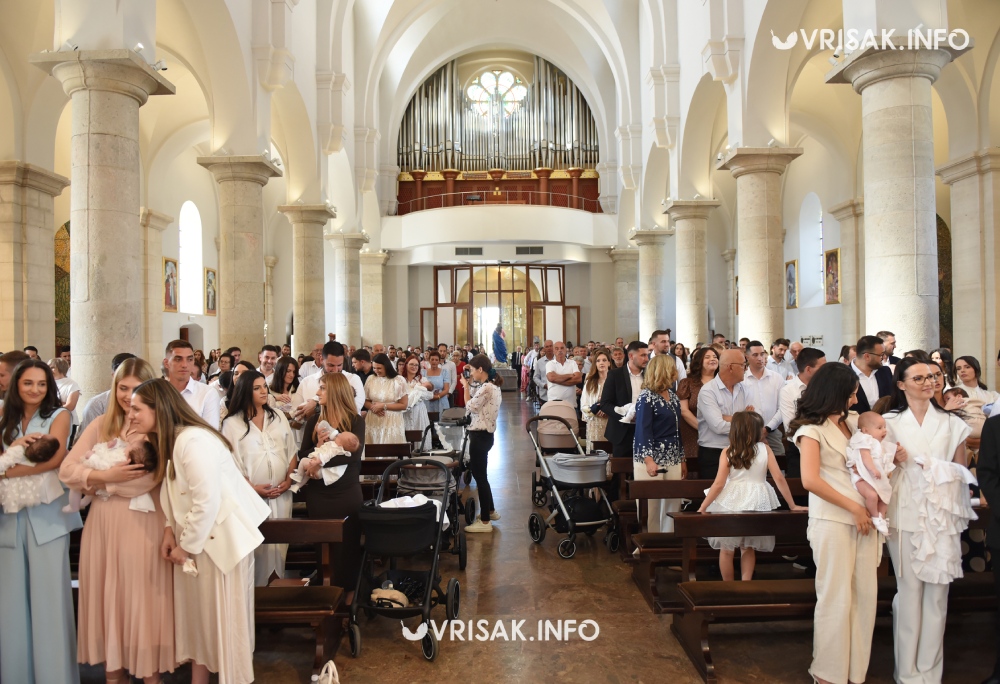 Radosna subota u Širokom Brijegu: Kršteno 14 djece