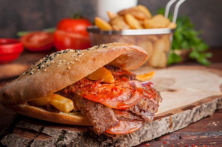 Recept kako napraviti savršen sendvič od mesa s roštilja i pomfrita