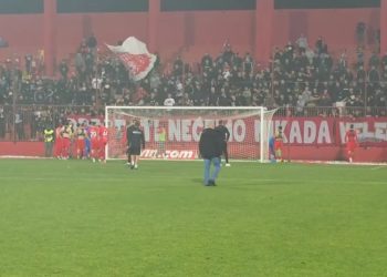 (VIDEO) Red Army natjerao nogometaše Veleža da skinu dresove nakon poraza