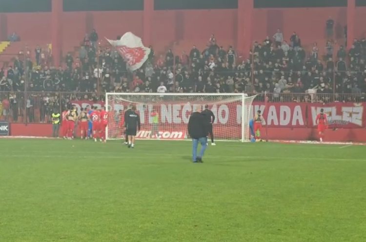 (VIDEO) Red Army natjerao nogometaše Veleža da skinu dresove nakon poraza