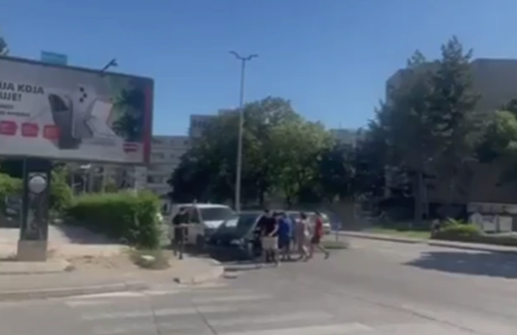 Prometna nesreća u Mostaru: sudar dva kombija završio sukobom vozača
