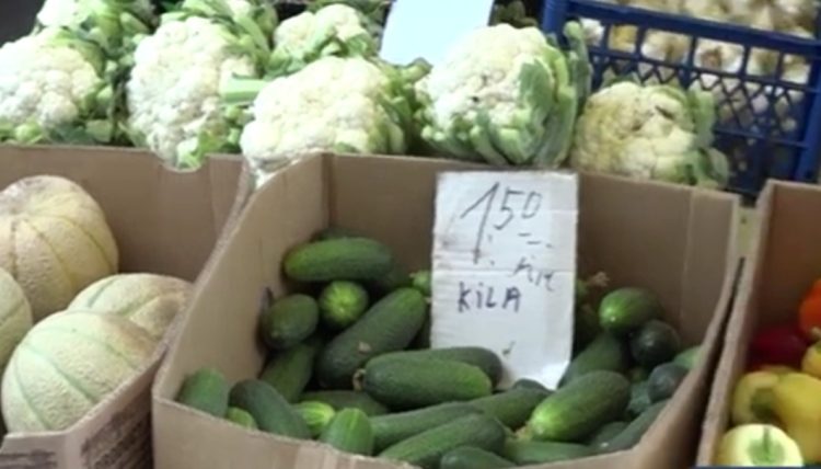 Krenule pripreme zimnica, velika potražnja za povrćem i voćem