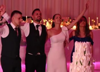 (VIDEO) Emotivan trenutak na svadbi: Posebna pjesma prije rezanja torte oduševila sve