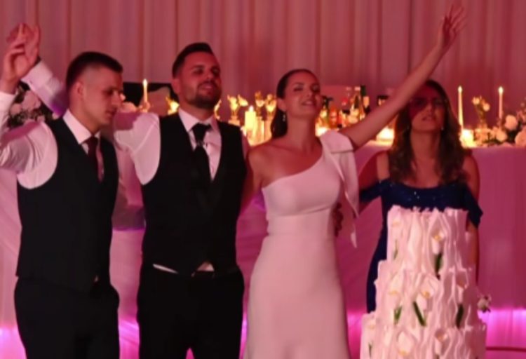 (VIDEO) Emotivan trenutak na svadbi: Posebna pjesma prije rezanja torte oduševila sve