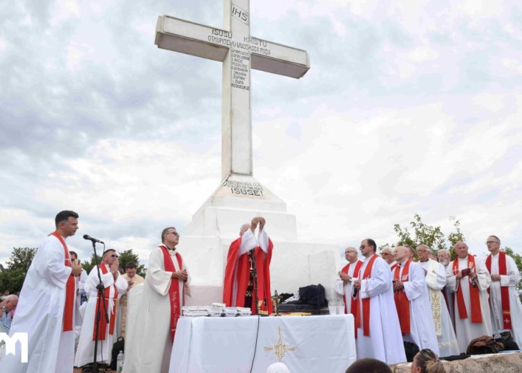 Tisuće hodočasnika na Križevcu: Svetu misu predvodio fra Jozo Grbeš koji je vjernicima poslao snažnu poruku