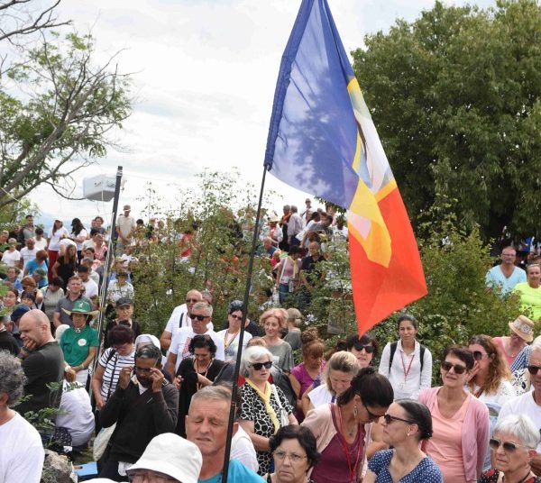 Tisuće hodočasnika na Križevcu: Svetu misu predvodio fra Jozo Grbeš koji je vjernicima poslao snažnu poruku
