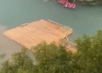 Voda odnijela drveni most ispod Starog mosta