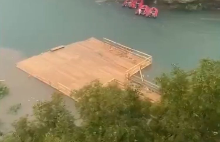 Voda odnijela drveni most ispod Starog mosta