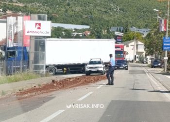 Grude: Kamion prosuo teret po cesti, promet privremeno usporen