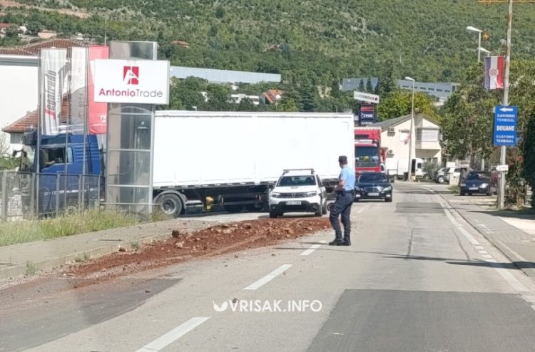 Grude: Kamion prosuo teret po cesti, promet privremeno usporen