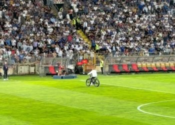 (VIDEO) Rangnick šokirao u Zenici: Biciklom preko travnjaka do klupe Austrije