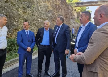 (VIDEO) Dodik u Bileći s pratnjom i dijelio novac unatoč oduzetom mandatu