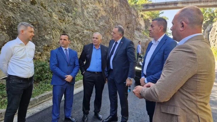 (VIDEO) Dodik u Bileći s pratnjom i dijelio novac unatoč oduzetom mandatu
