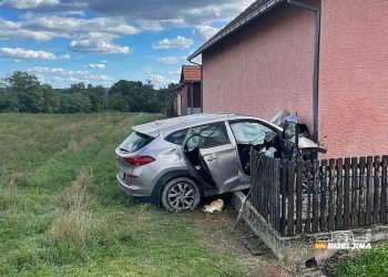 Vozač se autom zabio u kuću i poginuo