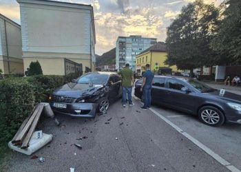 Šest osoba ozlijeđeno u nesreći u Goraždu, među njima i dva policajca