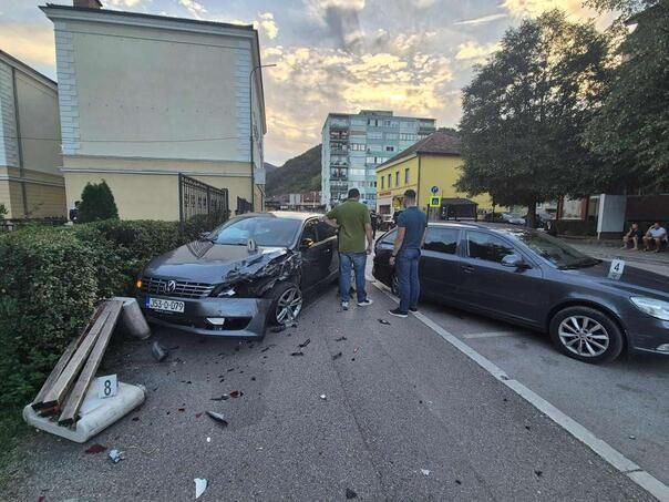 Šest osoba ozlijeđeno u nesreći u Goraždu, među njima i dva policajca