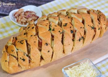 Recept za punjeni kruh sa sirom, slaninom i maslacem od peršina