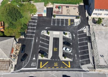 U Rakitnu asfaltiran parking ispred Osnovne škole „Ante Bruno Bušić“