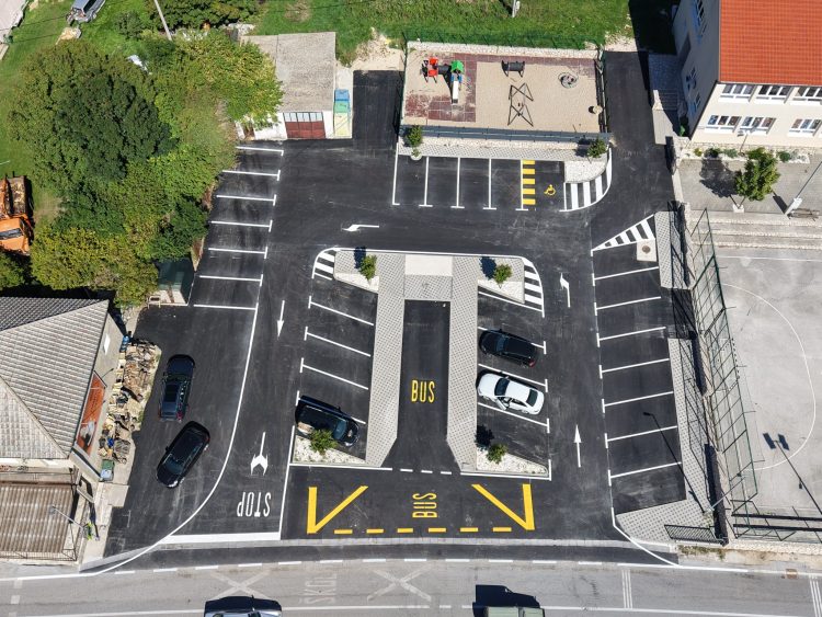 U Rakitnu asfaltiran parking ispred Osnovne škole „Ante Bruno Bušić“
