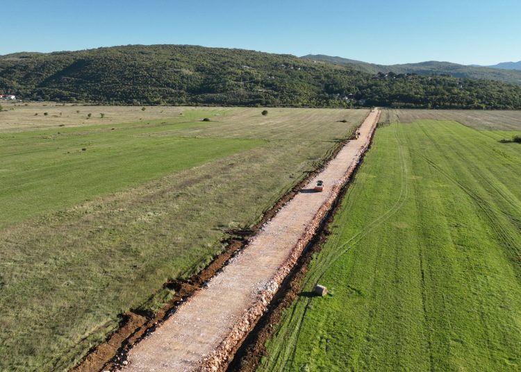 (VIDEO) Grude: Rekonstrukcija važne prometnice koja povezuje više naselja