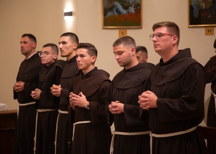 Novi bogoslovi primljeni u službe lektorata i akolitata