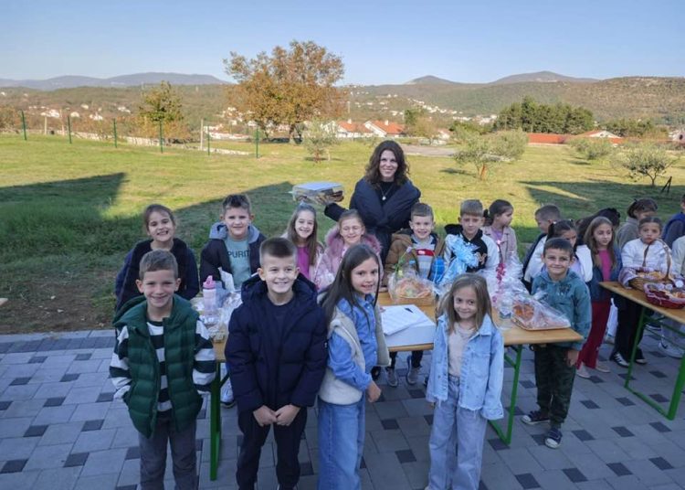 (VIDEO) Učenici Prve osnovne škole Široki Brijeg obilježili Dan kruha i darivali djecu s poteškoćama