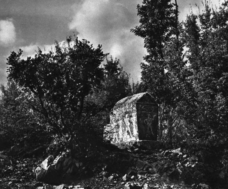 Fotografija iz 1958. : Vitkov stećak na lokalitetu Barevište u Mokrom